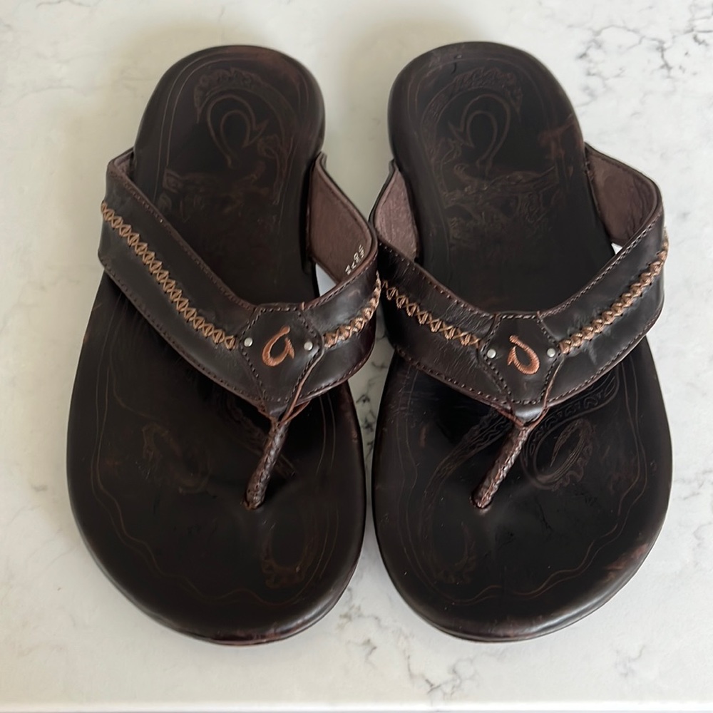 Dark brown leather Olukai Men’s size 10 flip flops.